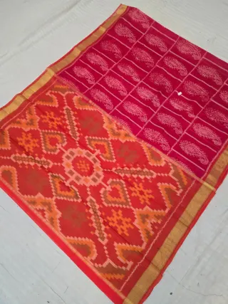 Berry Magenta and Vermilion Red Medallion Pallu Handcrafted Pure Ikkat Silk Pochampally Saree