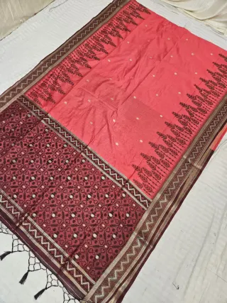 Strawberry Pink and Chocolate Brown Contrast Trellis Pallu and Chevron Border Dola Ikkat Soft Dola Silk Saree