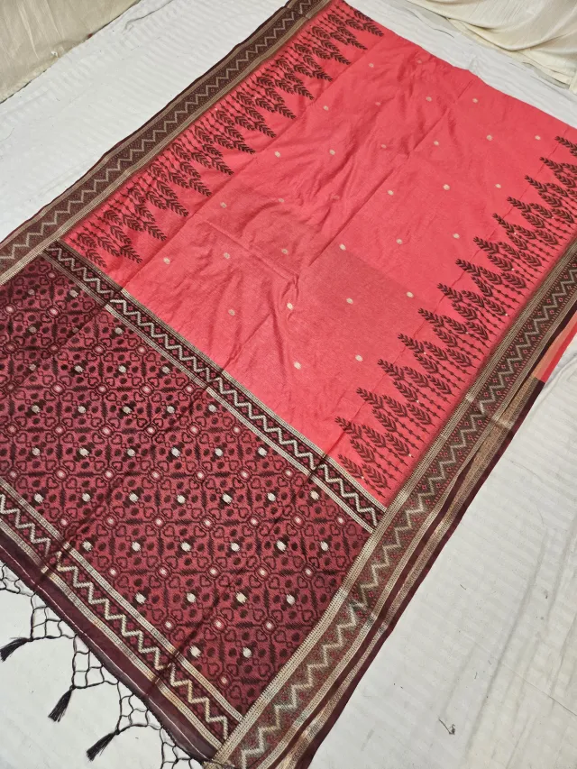Strawberry Pink and Chocolate Brown Contrast Trellis Pallu and Chevron Border Dola Ikkat Soft Dola Silk Saree