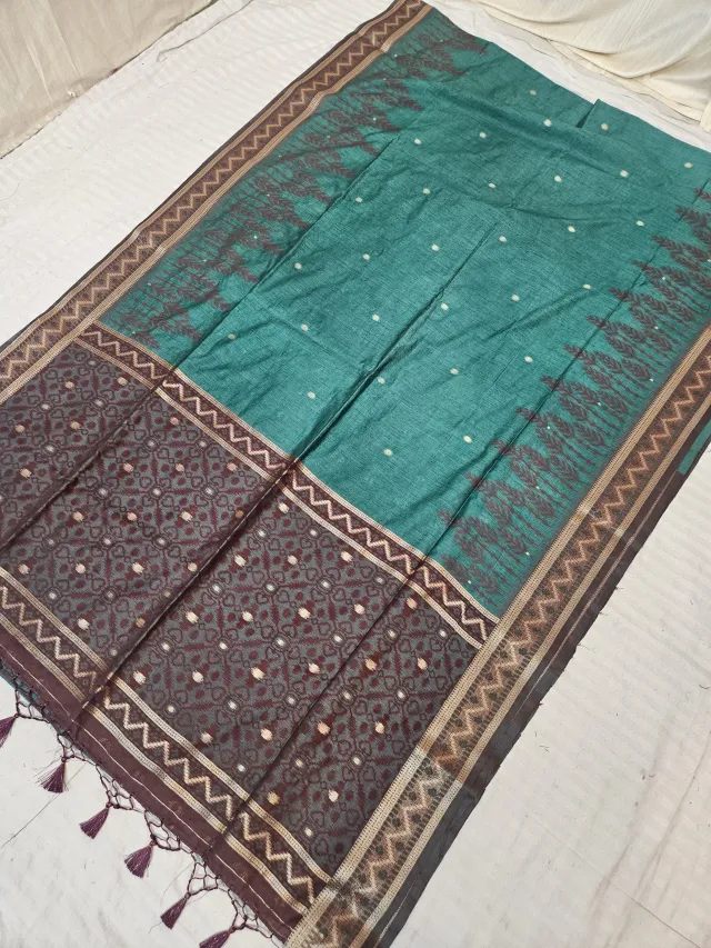 Bottle Green and Dark Chocolate Contrast Trellis Pallu and Chevron Border Dola Ikkat Soft Dola Silk Saree