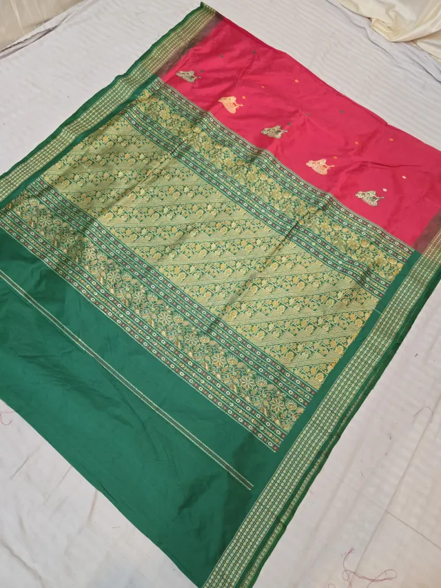 Rani Pink and Emerald Green Contrast Diagonal Floral Jaal Pallu Pure Mulberry Silk Saree