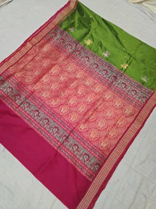 Green Dual Tone and Rani Pink Contrast Lattice Medallion Pure Mulberry Silk Saree