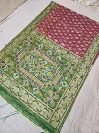 Berry Pink and Mehndi Green Pochampally Ikkat Soft Silk Saree with Patola Medallion Pallu