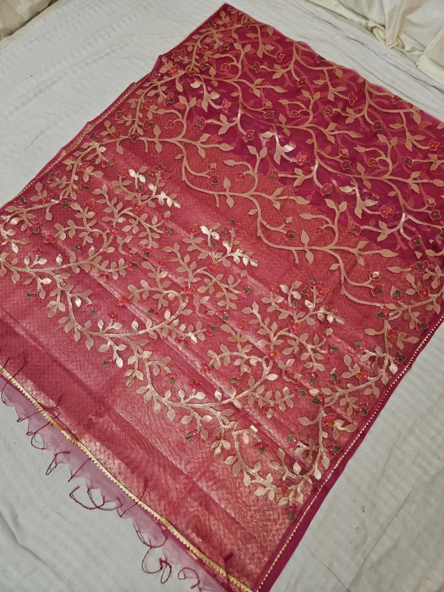 Deep Magenta and Peach Pink Muslin Jamdani Soft Silk Saree with All-Over Floral Jaal and Meenakari Weave