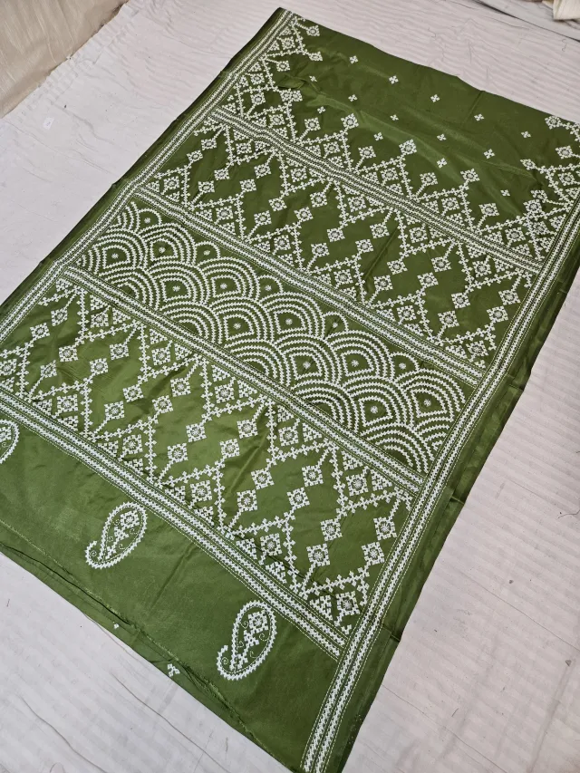 Olive Green Hand Embroidered Saree with Scalloped Arch & Diamond Jaal Gujarati Stitch Aanchal