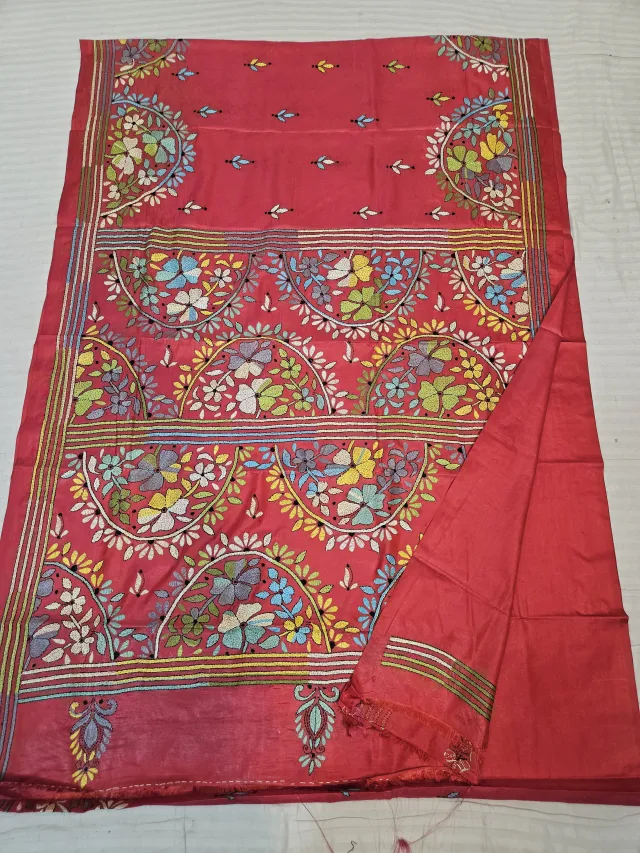 Strawberry Pink Blended Bangalore Silk Kantha Stitch Semicircular Floral Medallion Pallu Saree