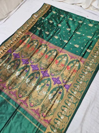 Bottle Green Self Zari Swarnachari Soft Silk Saree with Meenakari Narrative Pallu