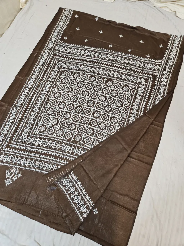 Coffee Brown Blended Bangalore Silk Saree with All-Over White Gujarati Stitch Floral Rosette Grid & Embroidered Pallu