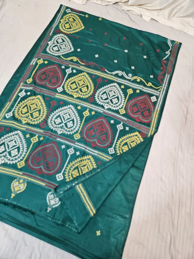 Peacock Green Blended Bangalore Silk Saree with Multicolour Gujarati Stitch Heart Leaf Medallions & Embroidered Pallu