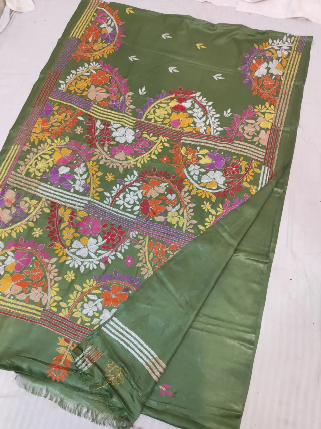 Olive Green Blended Bangalore Silk Hand Kantha Stitch Arched Floral Medallion Pallu Saree