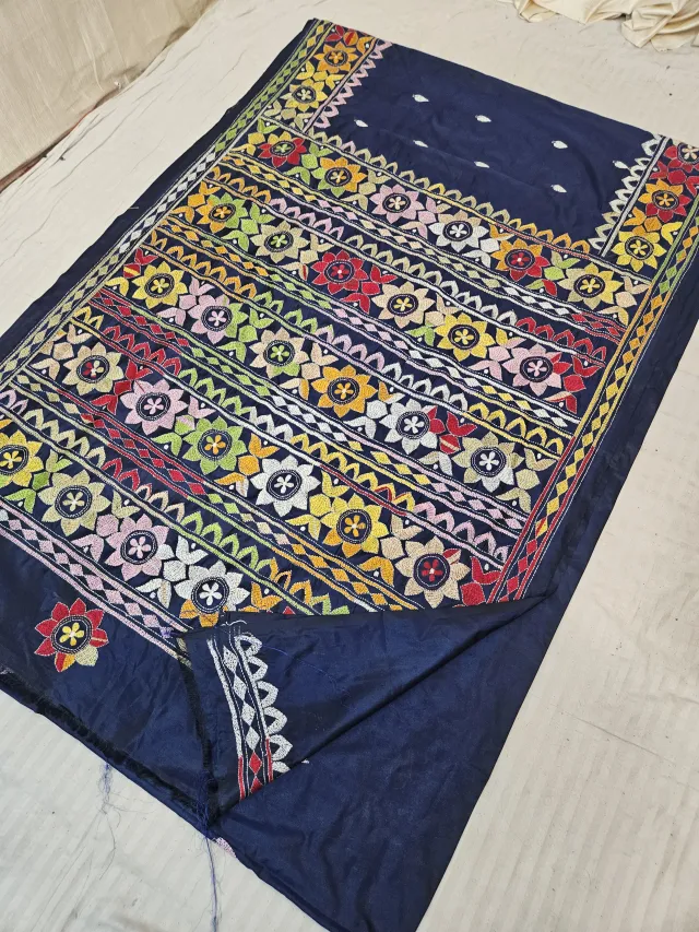 Navy Blue Blended Bangalore Silk Hand Kantha Stitch Geometric Floral Rosette Pallu Saree