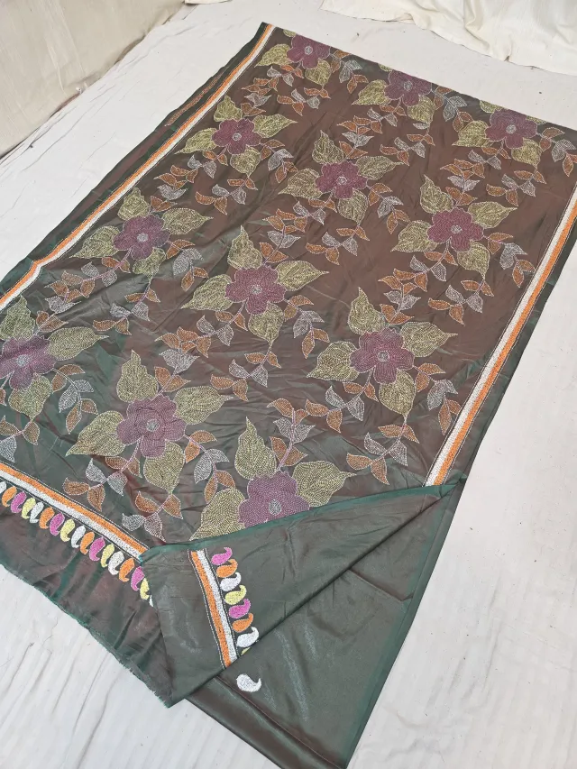 Bottle Green Dual Tone Blended Bangalore Silk Hand Kantha Stitch Wild Rose Floral Jaal Pallu Saree