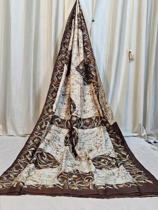 Premium Ivory Cream & Cocoa Brown Batik Print Kantha Stitch Pure Murshidabad Silk Saree